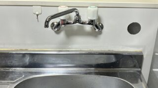 阿倍野区　賃貸住宅のキッチン水栓交換工事　カクダイ2ハンドル混合栓1240S-170