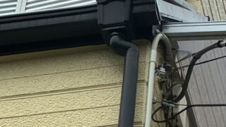 縦樋が軒樋からズレて雨水が溢れる!原因調査から無料修理まで